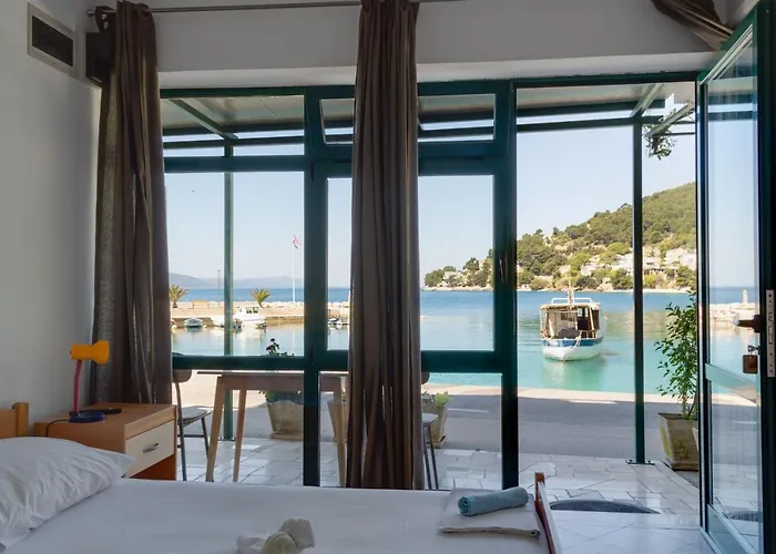 Apartments Ivica - Beachfront