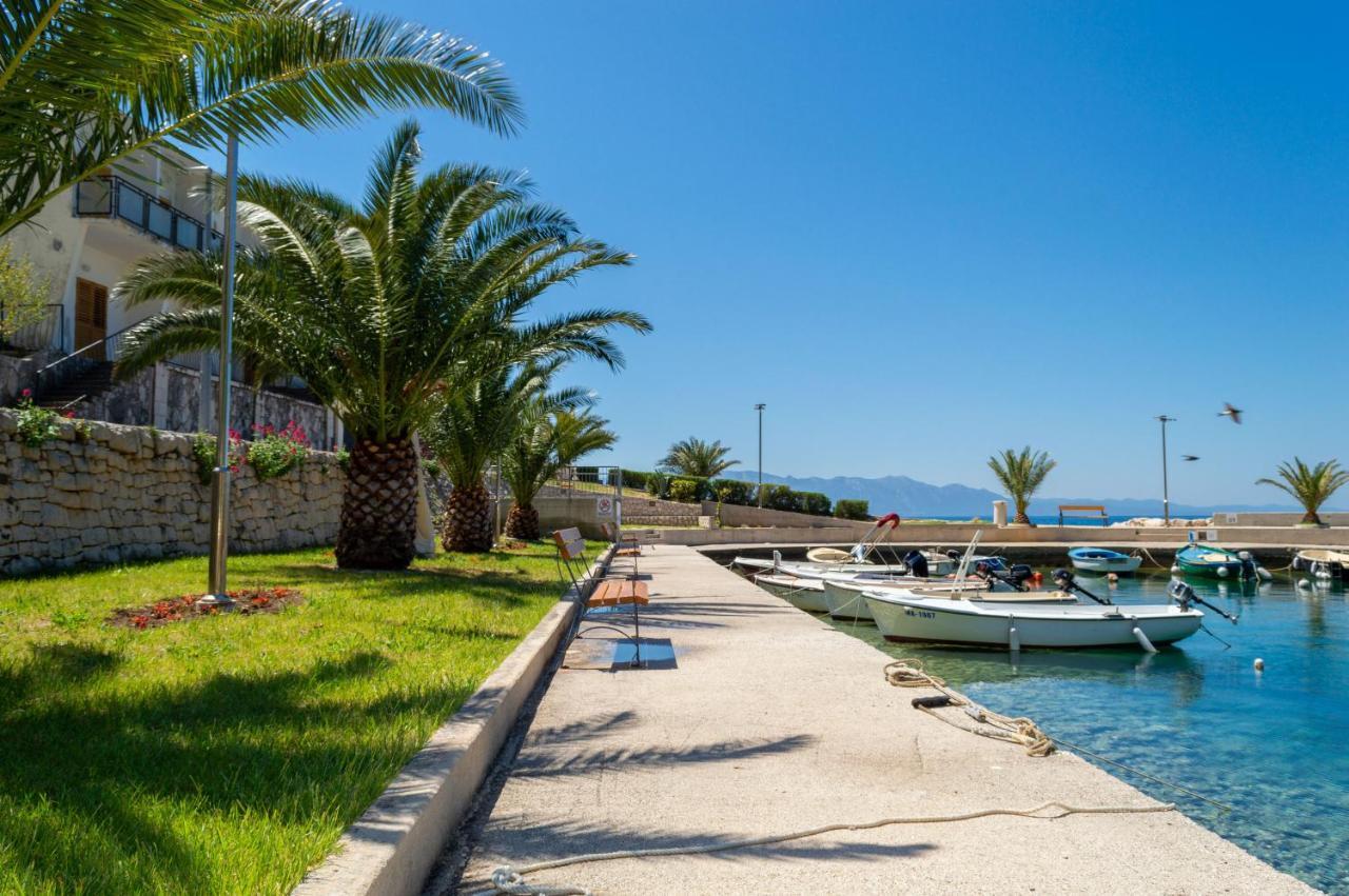 Ivica - Beachfront Apartment *