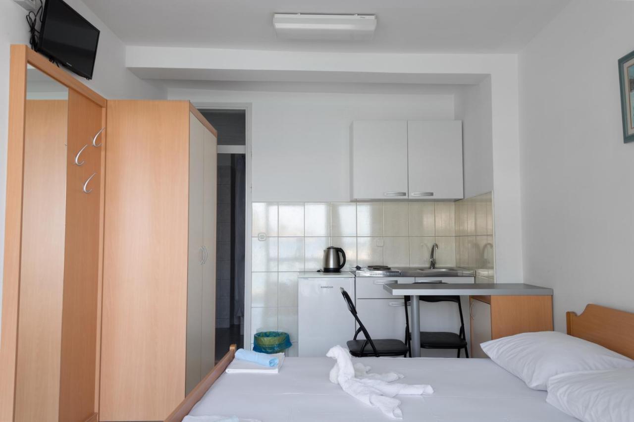 Ivica - Beachfront Apartment Drvenik (Split-Dalmatia)
